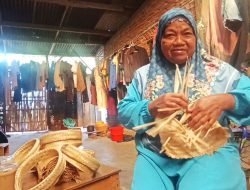 Miris! Janda Penganyam Caping Berupah Rp 5 Ribu Sehari Masuk Desil 9 dan Dianggap ‘Kaya’ Oleh Data Bansos