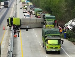 Detik-detik Bus Pindah Lajur Hingga Seruduk Truk di Tol Terpeka: 1 Orang Meninggal, 7 Luka-luka