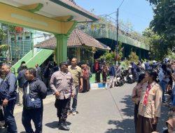 SMPN 18 Malang Digerebek Ratusan Siswa-Wali Murid Usai Viral Kepsek Pukul Murid Tak Pakai Batik Lurik!