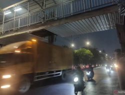 Truk ODOL Tabrak Pelat Konstruksi JPO Jembatan Gantung Daan Mogot