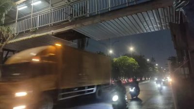 Truk ODOL Tabrak Pelat Konstruksi JPO Jembatan Gantung Daan Mogot