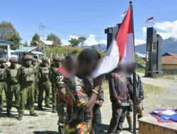 Sentuhan Humanis TNI Luluhkan 6 Anggota OPM: Cium Merah Putih hingga Pakai Batik!