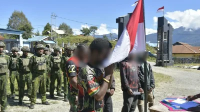 Sentuhan Humanis TNI Luluhkan 6 Anggota OPM: Cium Merah Putih hingga Pakai Batik!