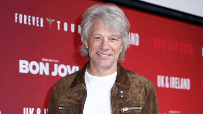 Flexing Kebangetan! Wisudawati Undip Ini Dipuji Bon Jovi Saat Momen Kelulusan