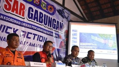 SAR Temukan Jaket Pelampung dan Terpal Saat Pencarian di Selat Sunda