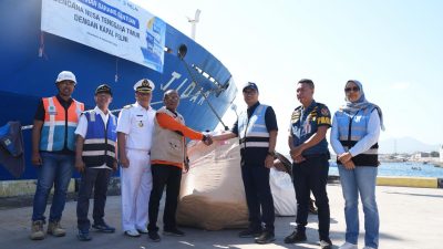 Gelombang Kedua, KM Tidar Turunkan Barang Bantuan di Pelabuhan Lorens Say Maumere