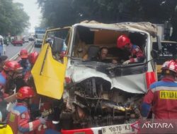 Sopir Truk Tanah Terjepit Usai Tabrak Truk di Jalan Raya Bogor