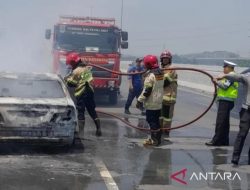 Sedan Terbakar di Tol JORR Pondok Indah Diduga Akibat Korsleting Mesin