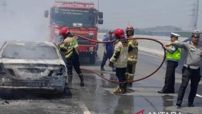 Sedan Terbakar di Tol JORR Pondok Indah Diduga Akibat Korsleting Mesin