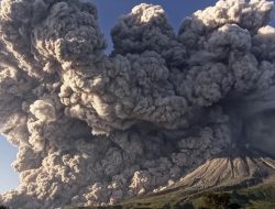 Sinabung Meletus Dahsyat Semburkan Abu 3.500 Meter, Ribuan Warga Dievakuasi!