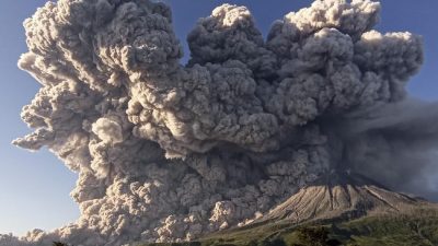 Sinabung Meletus Dahsyat Semburkan Abu 3.500 Meter, Ribuan Warga Dievakuasi!