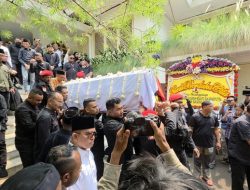 Prosesi Pemakaman Guruh Soekarnoputra di Karet Bivak, Dihadiri Menag Hingga Gubernur DKI