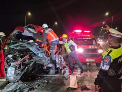 Travel Daytrans Seruduk Truk di Tol Jombang-Mojokerto: 4 Meninggal 7 Luka-luka