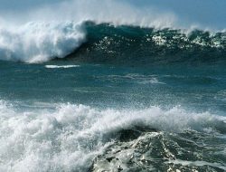 BMKG Rilis Peringatan Dini! Gelombang Tinggi Hingga 4 Meter Ancam Perairan Indonesia 10-13 Oktober