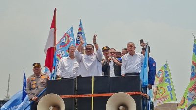 Disambut Sorak Sorai, Kapolri dan Pimpinan DPR Temui Massa Unjuk Rasa Buruh di Gerbang DPR