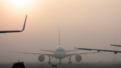 Kabut Asap Karhutla Bikin 16 Bandara di Papua Lumpuh, Ribuan Penerbangan Terdampak!