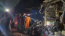 Brimob Polda Metro Jaya evakuasi korban ledakan di Ciputat
