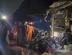 Brimob Polda Metro Jaya evakuasi korban ledakan di Ciputat