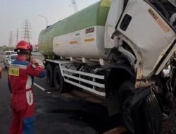 Gulkarmat Evakuasi Korban Tewas Akibat Kecelakaan Truk di Jakut