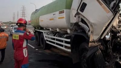 Gulkarmat Evakuasi Korban Tewas Akibat Kecelakaan Truk di Jakut
