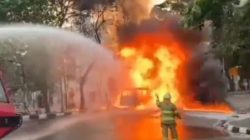Mobil Angkut 900 Liter Minyak Tanah Terbakar di Halim Jaktim