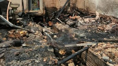 Dua Mobil dan Puluhan Ternak Hangus dalam Kebakaran di Jakbar