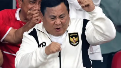 Selebrasi Goyang Tangan Presiden Prabowo Rayakan Garuda Juara ASEAN Cup ‘Meledak’ di Medsos, Jadi Meme Hingga Stiker WA!