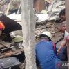 Personel Gabungan Evakuasi Korban Tertimpa Bangunan Ambruk di Ciracas