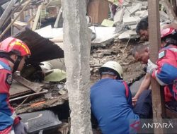 Personel Gabungan Evakuasi Korban Tertimpa Bangunan Ambruk di Ciracas