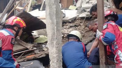 Personel Gabungan Evakuasi Korban Tertimpa Bangunan Ambruk di Ciracas
