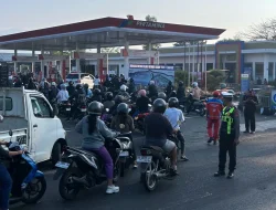 BBM Langka di Jembrana: Warga Rela Nunggu 3 Jam, Pasokan 8 Ton Ludes Sekejap!