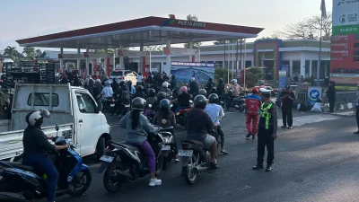 BBM Langka di Jembrana: Warga Rela Nunggu 3 Jam, Pasokan 8 Ton Ludes Sekejap!