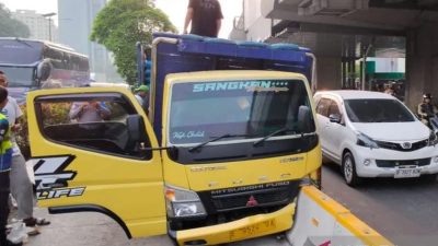 Ini Kronologi Truk Bermuatan Garam Tabrak Separator Busway di Jaktim