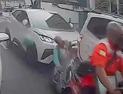 Kecelakaan Beruntun di Panglima Polim: BYD Ringsek Parah Usai Tabrak 4 Mobil dan Lindas Ojol