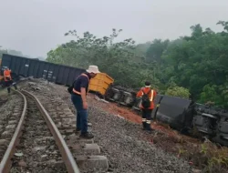 Adu Banteng 2 KA Batu Bara di OKU: Gerbong Terguling, Jalur Kereta Lumpuh Total!