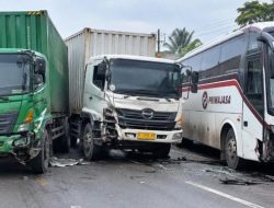 Bus Primajasa dan Dua Truk Kontainer Terlibat Kecelakaan di Cikande