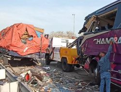Bus Pariwisata Rombongan Pabrik Sepatu Hantam Fuso di Tol Ngawi, 3 Orang Tewas!