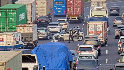 Kecelakaan Maut di On Ramp Ancol Barat: Mobil Listrik Ringsek, Lalin Macet Parah