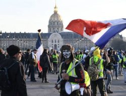 Prancis Rusuh Parah: Mendagri Minta Mundur, Macron Melawan!