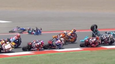Diwarnai Crash Massal dan Red Flag, Izan Guevara Melesat Jadi Kampiun Moto2 Mandalika